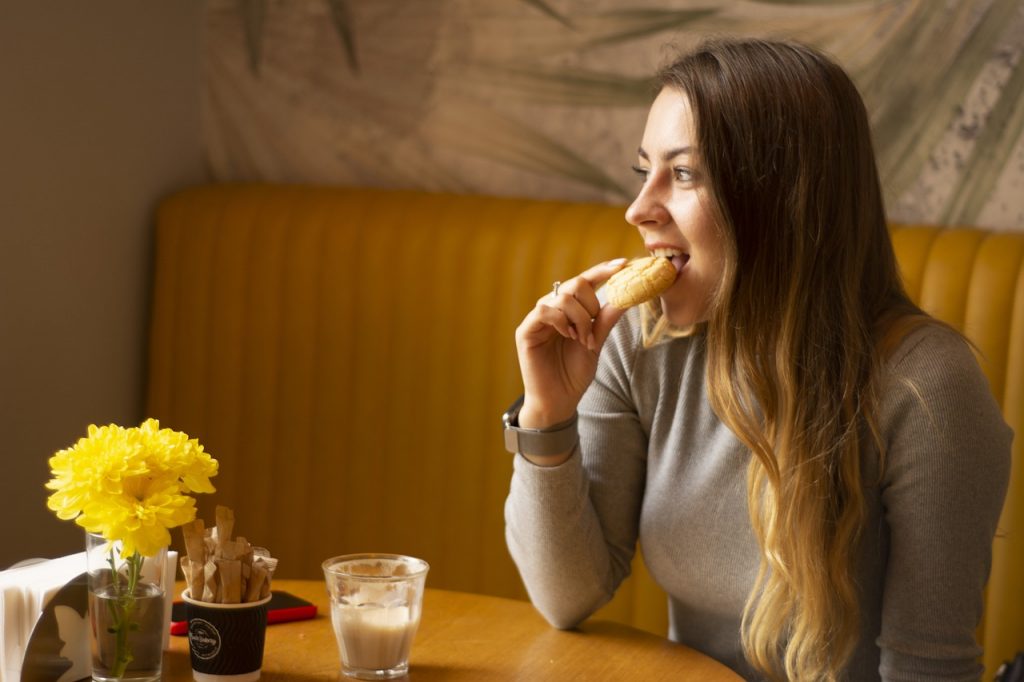 girl, café, eating-5694609.jpg